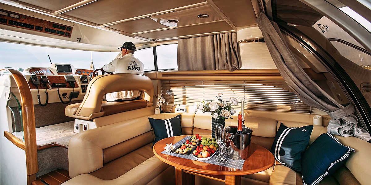 Аренда моторной яхты Sealine 39 АМО в Санкт-Петербурге